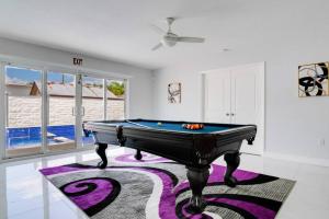 Τραπέζι μπιλιάρδου στο Hollywood Home w Pool Jacuzzi BBQ and Pool Table