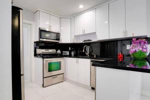 Η κουζίνα ή μικρή κουζίνα στο Hollywood Home w Pool Jacuzzi BBQ and Pool Table