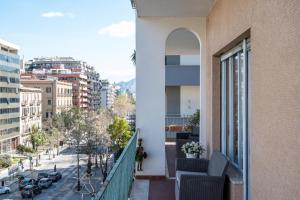 パレルモにあるLibertà #102 - Guest House Palermoの市街の景色を望む建物のバルコニー