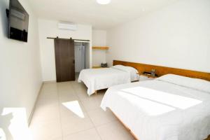Un ou plusieurs lits dans un hébergement de l'établissement Downtown San Felipe Hotel Marea Baja #13