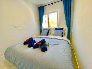 een bed met twee knuffels erop bij ANNA beautiful apartment in the first Oceanline in Los Cristianos. in Los Cristianos