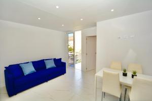 een woonkamer met een blauwe bank en een tafel bij ANNA beautiful apartment in the first Oceanline in Los Cristianos. in Los Cristianos