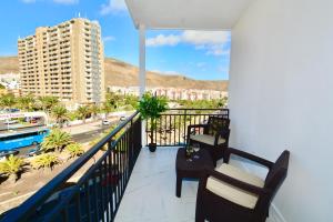 un balcon avec vue sur une ville dans l'établissement ANNA beautiful apartment in the first Oceanline in Los Cristianos., à Los Cristianos
