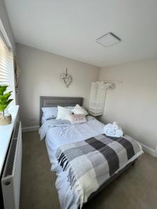 a bedroom with a bed with two towels on it at Cliffs Pavilion 2 Bedroom Apartment in Southend-on-Sea