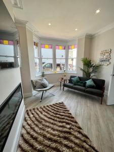 sala de estar con sofá y alfombra en Cliffs Pavilion 2 Bedroom Apartment en Southend-on-Sea