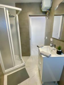 une salle de bain avec douche et lavabo dans l'établissement ANNA beautiful apartment in the first Oceanline in Los Cristianos., à Los Cristianos