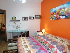 sypialnia z łóżkiem i stołem w obiekcie B&B Il Giardinetto Alghero w mieście Alghero