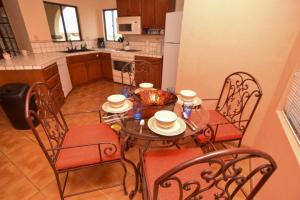 een eetkamer met een tafel en stoelen en een keuken bij El Dorado Ranch San Felipe - Casa Rocky Point Vacation Rental with Private Pool in San Felipe
