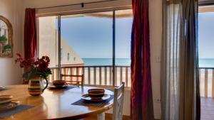 een eettafel met uitzicht op de oceaan bij Condo Vista mar - Beautiful rental condo located in Villas de las Palmas San Felipe in San Felipe