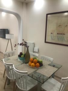 - une table à manger avec un bol de fruits dans l'établissement Acropolis Luxury Apartments, à Athènes