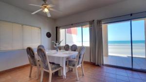 uma sala de jantar com mesa e cadeiras e o oceano em Villa de las palmas San Felipe Condo with 2 bedrooms, Wifi, Streaming TV em San Felipe