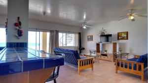 uma sala de estar com uma mesa e algumas cadeiras em Villa de las palmas San Felipe Condo with 2 bedrooms, Wifi, Streaming TV em San Felipe