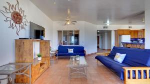 uma sala de estar com um sofá azul e uma mesa em Villa de las palmas San Felipe Condo with 2 bedrooms, Wifi, Streaming TV em San Felipe