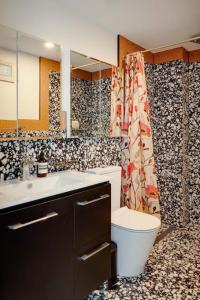 uma casa de banho com um WC, um lavatório e um espelho. em Escape 2 the City NEW apartment 3bed Highgate Hill em Brisbane