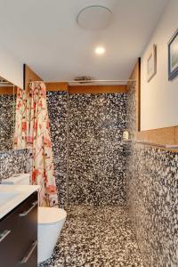 a bathroom with a shower and a toilet at City Apartment NEW 3Bed Highgate Hill in Brisbane