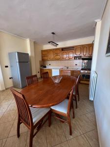 una cucina con tavolo e sedie in legno e frigorifero di Apartament Vanesa a Vlorë