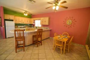 Una cocina o zona de cocina en Family Vacation Home