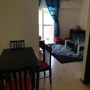 una sala da pranzo e un soggiorno con tavolo e sedie. di Appartement Neuf à Louer sur Martil Maroc a Martil