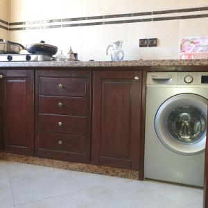 a kitchen with a washing machine and a sink at Appartement Neuf à Louer sur Martil Maroc in Martil