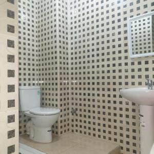 bagno con servizi igienici e lavandino di Appartement Neuf à Louer sur Martil Maroc a Martil