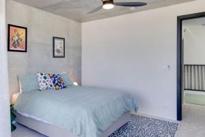 a bedroom with a bed and a ceiling fan at Highgate Hills NEW 3Bed Apartment Close to City in Brisbane