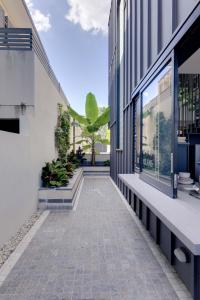 una pasarela entre dos edificios con plantas en NEW 3Bed Apartment Highgate Hill en Brisbane