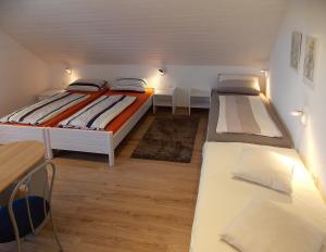Postel nebo postele na pokoji v ubytování Gästehaus ALBA - garantiert Tickets für Rulantica und Europa Park über uns