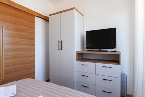 TV i/ili multimedijalni sistem u objektu Apartman Mima Divcibare