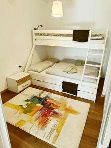 Lliteres en una habitació de Green Apartment Cerknica