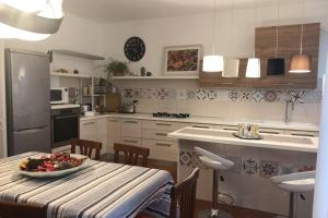 - une cuisine avec une table et un bol de fruits dans l'établissement Rosymarty Apartment-vicino Firenze, à Prato