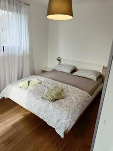 Green Apartment Cerknica 객실 침대