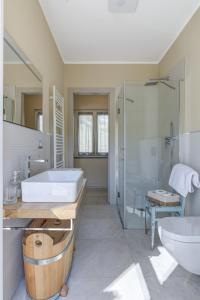 W łazience znajduje się wanna, umywalka i prysznic. w obiekcie Ciabot delle Aie - Barolo w mieście Barolo