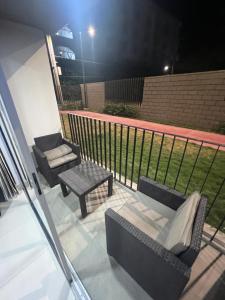 un patio con 2 sillas, una mesa y un banco en Bello Horizonte Plaza - Apartamento, en Santa Marta