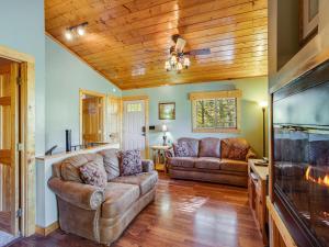 ein Wohnzimmer mit Couch und Flachbildfernseher in der Unterkunft Naughty by Nature in Gatlinburg