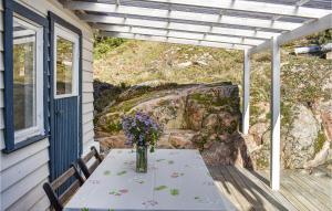 una mesa con un jarrón de flores en un porche en Beautiful Home In Norrkping With Wifi, en Norrköping