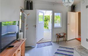um quarto com uma porta, uma mesa e uma cadeira em Beautiful Home In Norrkping With Wifi em Norrköping