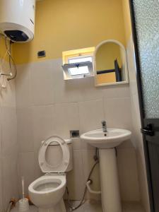 uma pequena casa de banho com WC e lavatório em Veri's house em Tirana