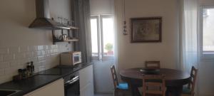 een kleine keuken met een tafel en een magnetron bij BLAU in Masnou