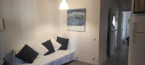 a living room with a couch with pillows on it at BLAU in El Masnou