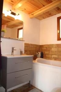 ein Badezimmer mit einem Waschbecken und einer Badewanne in der Unterkunft Appartement de caractère in Gap