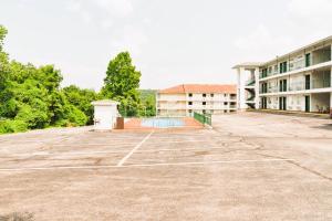 an empty parking lot in front of a building at Capital O - Classic Motor Inn Branson in Branson