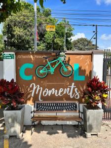 un vélo sur un panneau à côté d'un banc dans l'établissement Hotel TACALOA INN EXPERIENCE, à Ricaurte
