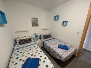 a bedroom with two beds and a bedskirts at Gran apartamento céntrico y muy cerca de la playa in Fuengirola