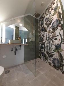 un baño con ducha y lavabo en Casa Rosa, en Olhão