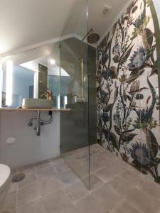La salle de bains est pourvue d'une douche et d'un lavabo. dans l'établissement Casa Rosa, à Olhão