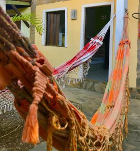 un par de hamacas frente a una casa en Toca da Rapoza en Salvador