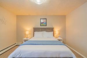 - une chambre avec un grand lit et deux lampes dans l'établissement The Family Executive Inn, à Fairbanks