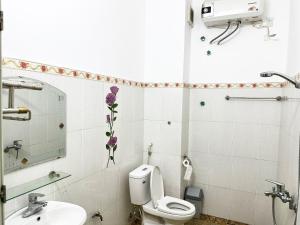 ein Bad mit einem WC und einem Waschbecken in der Unterkunft Hong Hao 2 Hostel & Motorbikes & TOURS in Ha Giang