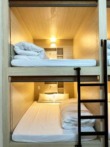 2 Etagenbetten in einem kleinen Zimmer in der Unterkunft Hong Hao 2 Hostel & Motorbikes & TOURS in Ha Giang