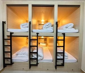 Zimmer mit 3 Etagenbetten in der Unterkunft Hong Hao 2 Hostel & Motorbikes & TOURS in Ha Giang